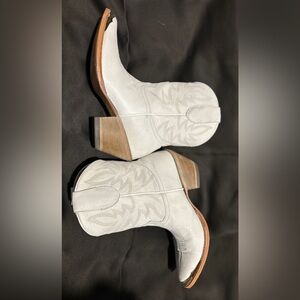 White size 10B IDYLLWIND women’s boot.